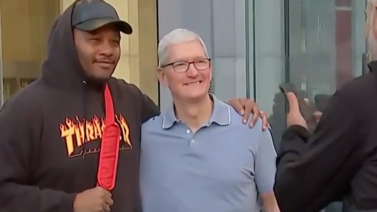 Tim Cook poses with an early customer (Source: CNBC)