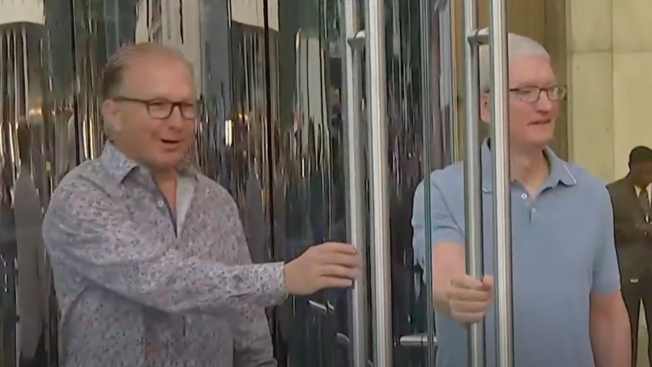 photo of Tim Cook and Greg Joswiak open Fifth Avenue store for iPhone 15 launch image