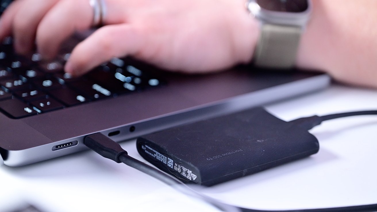 SSD Samsung T9 connecté à un MacBook Pro