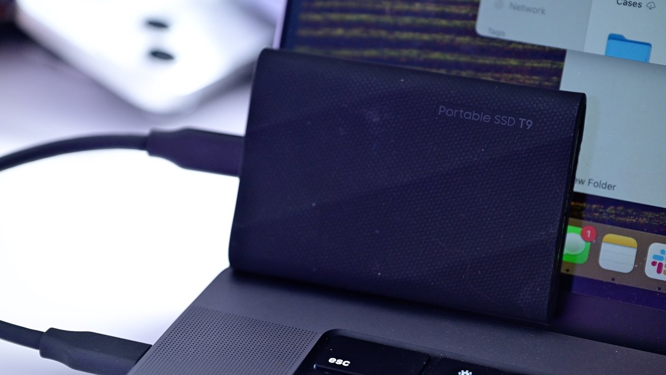Samsung T9 contre l'écran du MacBook