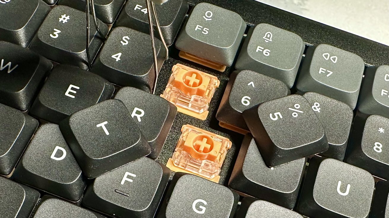 NuPhy Air75 (V2) keycaps and switch exposed