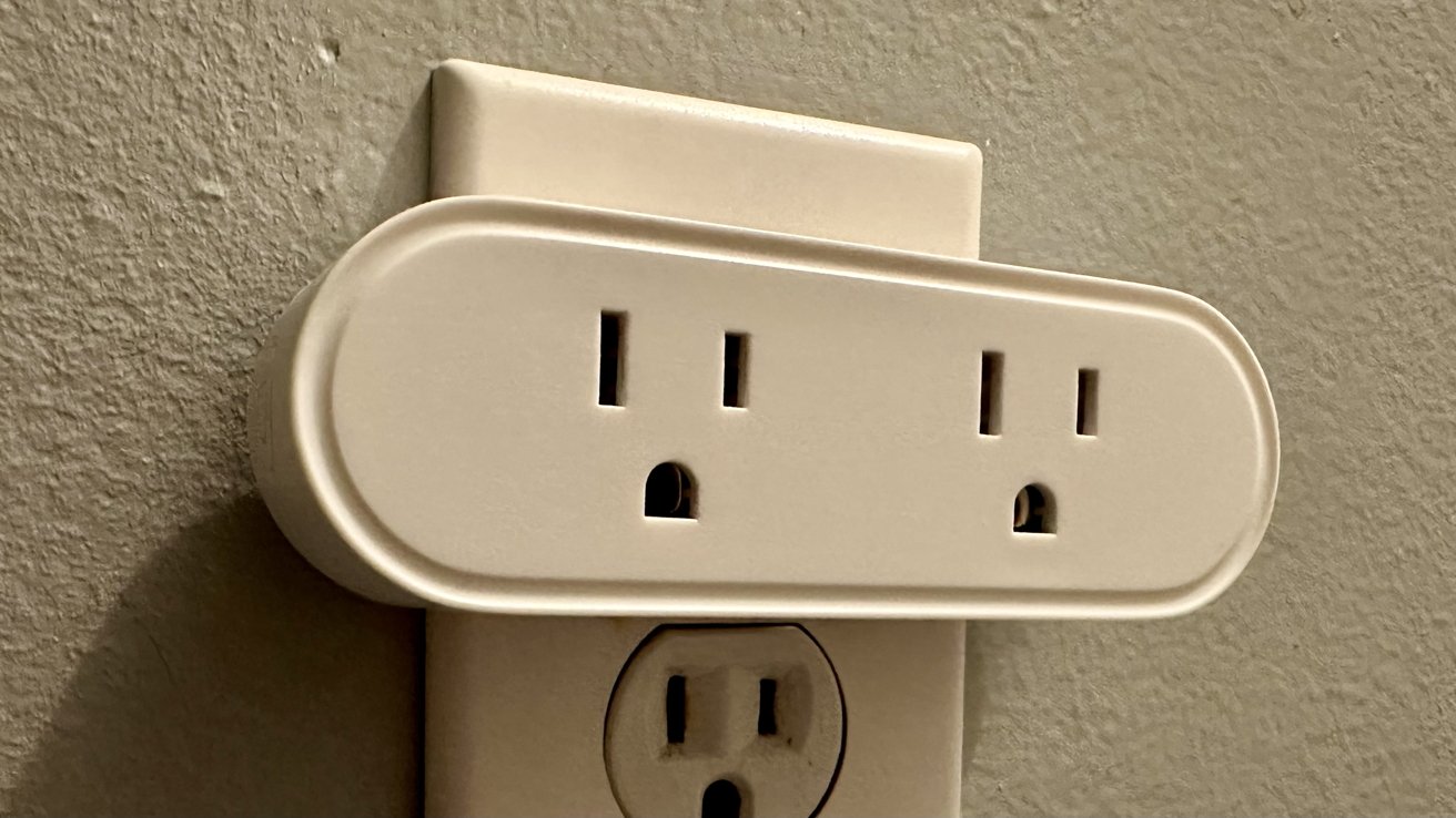 Meross WiFi Dual Smart Outlet review: Device plugged in