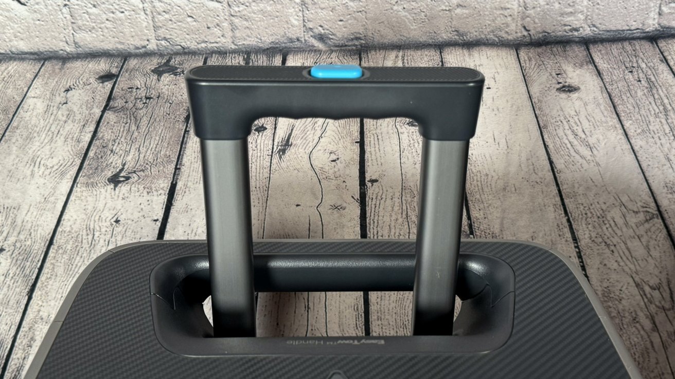 The suitcase handle makes it easy to move the battery around