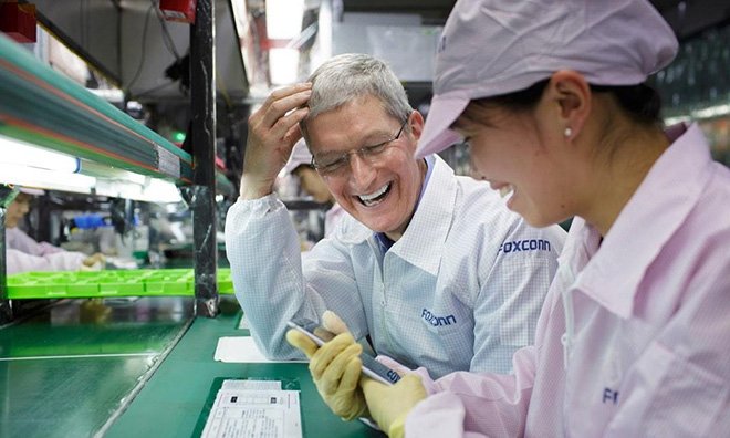 Tim Cook visiting a Foxconn factory in 2014.