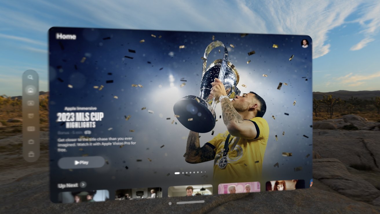 Aplikace Apple TV v Apple Vision Pro předvádí video 2023 MLS Cup s hráčem líbajícím trofej