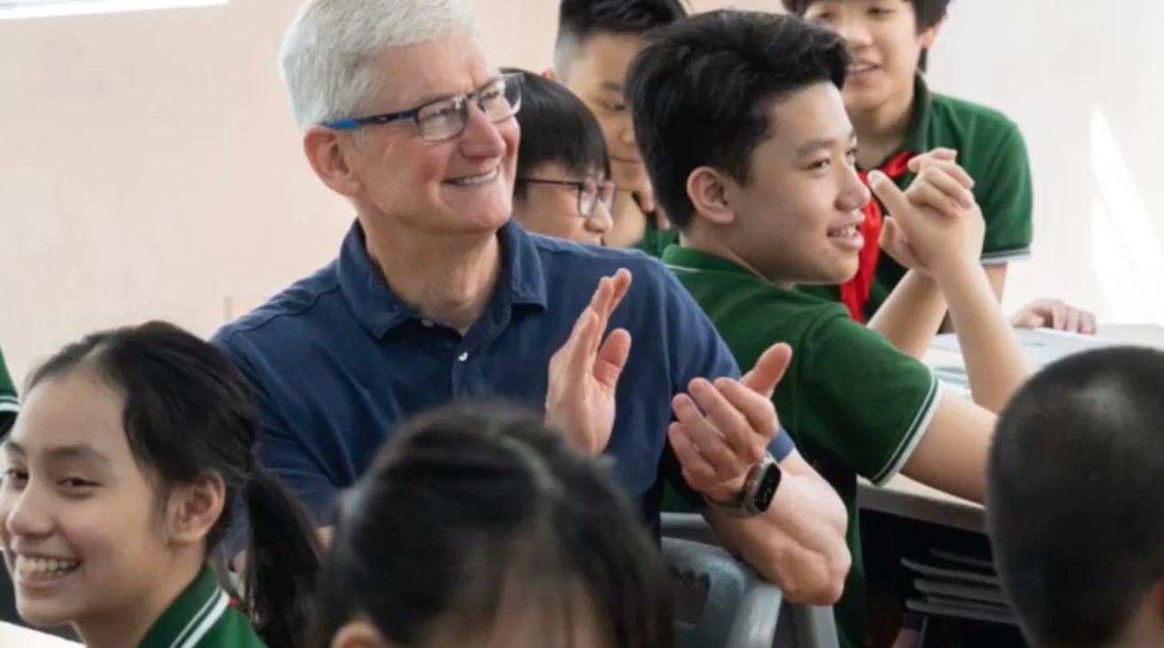 photo of Tim Cook meets with Vietnamese officials, developers, and students image