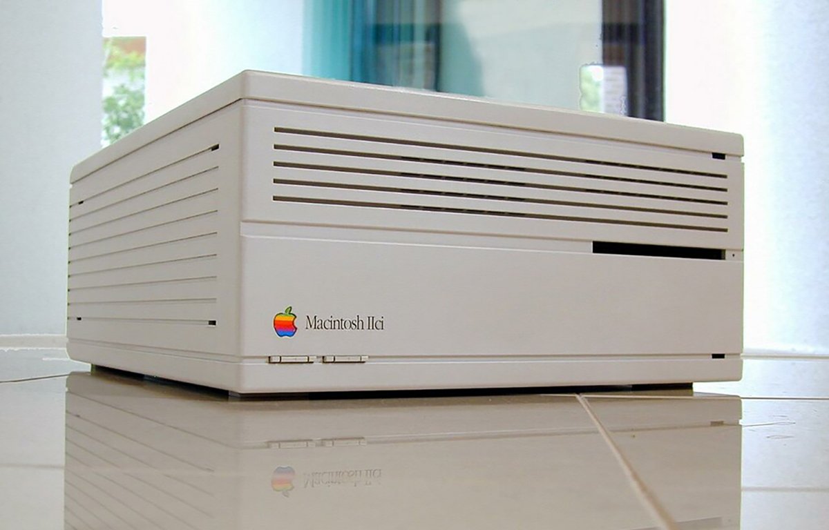 An Apple Macintosh IIci computer.