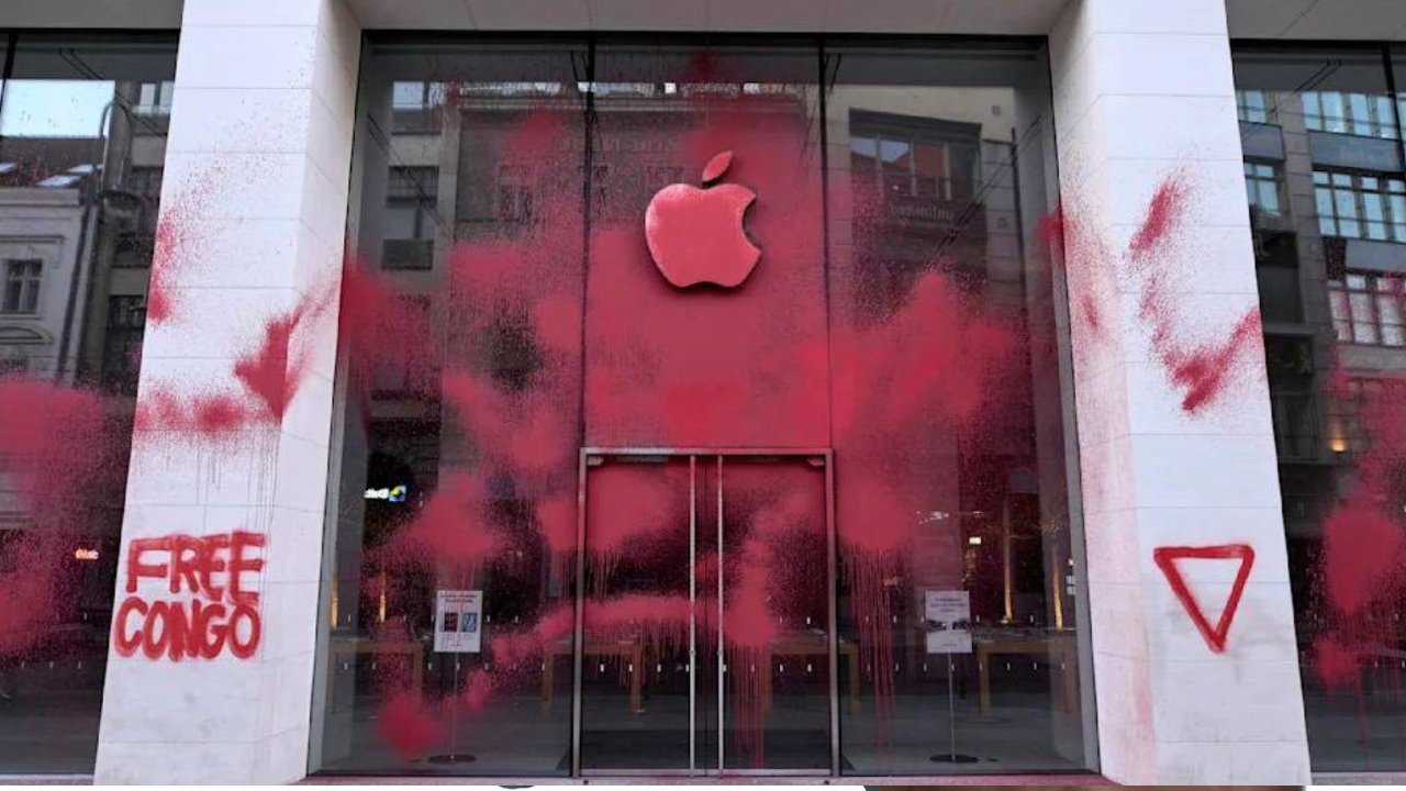 Βανδαλισμός στο Apple Store του Βερολίνου από ακτιβιστές του Κονγκό