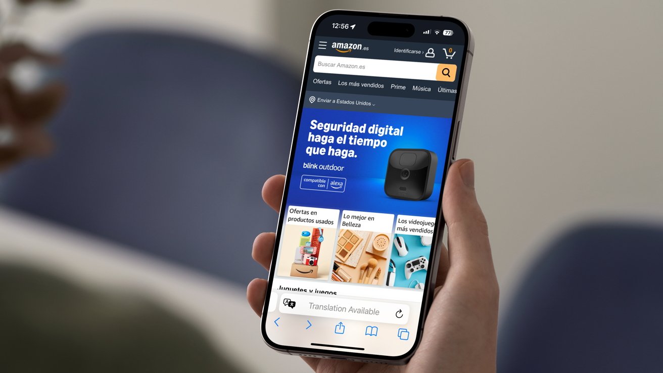 Person holding a smartphone displaying the Amazon app with product advertisements in Spanish.