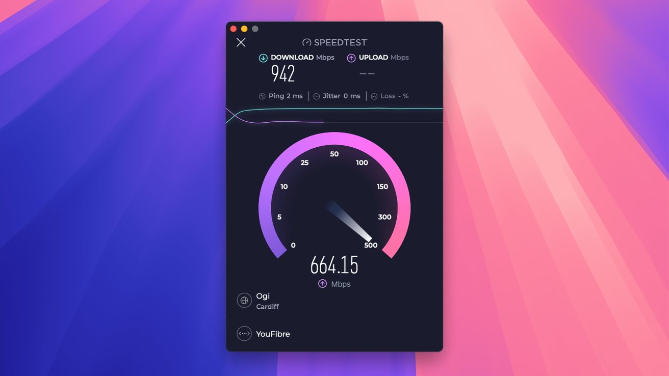 Antarmuka uji kecepatan menunjukkan kecepatan unduhan 942 Mbps, unggah tidak tersedia. Ping 2 ms, jitter 0 ms. Tekan di 664.15 Mbps. Latar belakang ungu dan merah muda yang semarak.