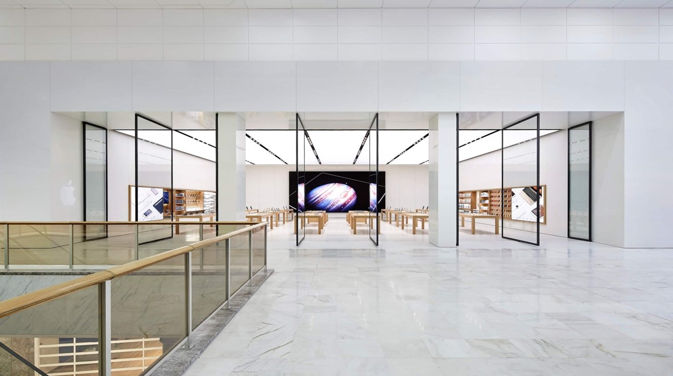 Crime blotter: Teenaged Apple Store robber agrees to pay security guards