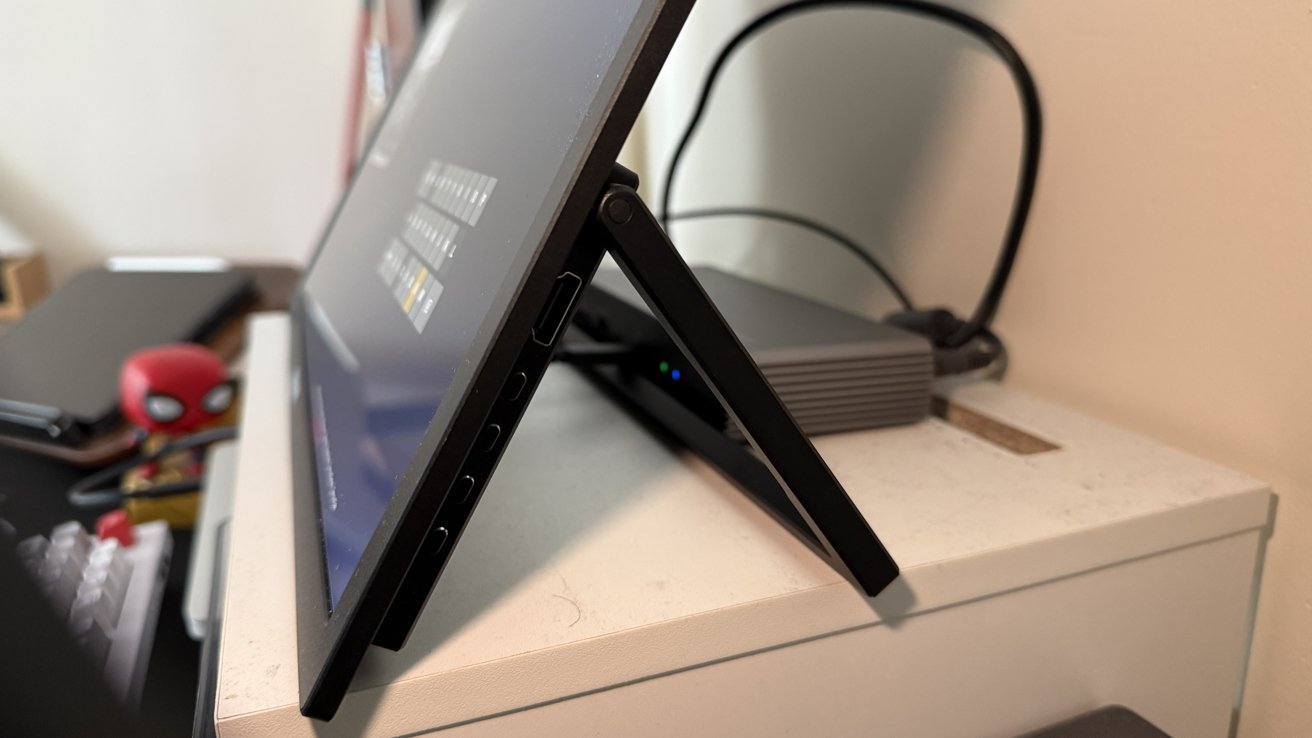 KinHanK K18G Monitor review: The right side has four buttons for settings and adjustments.