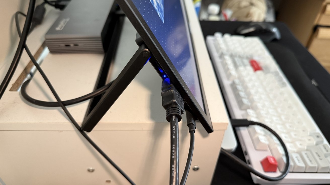 KinHanK K18G Monitor review: The left side has all the ports for input and power.