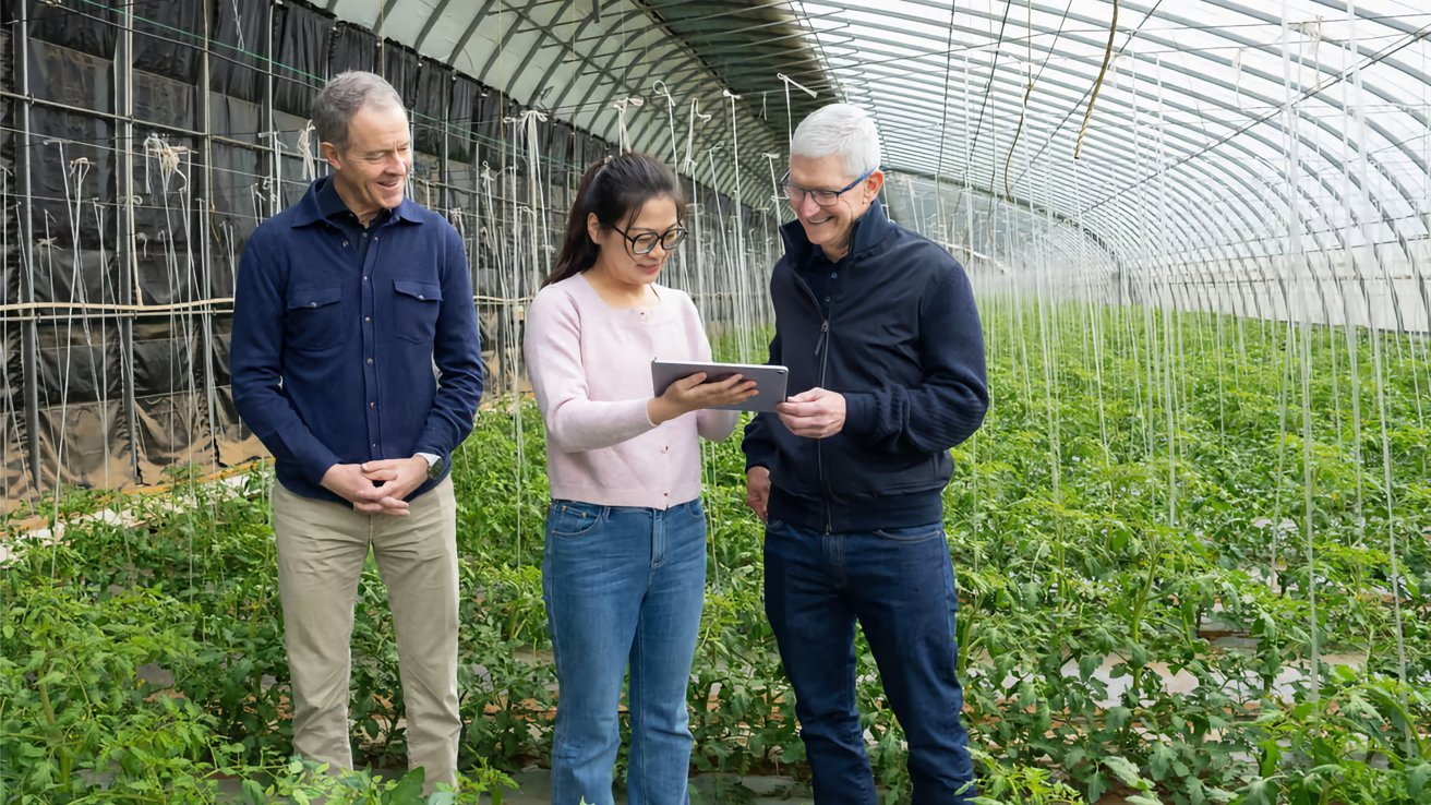 Apple COO Williams and CEO Cook during a recent tour of China. Image credit: Tim Cook/Weibo