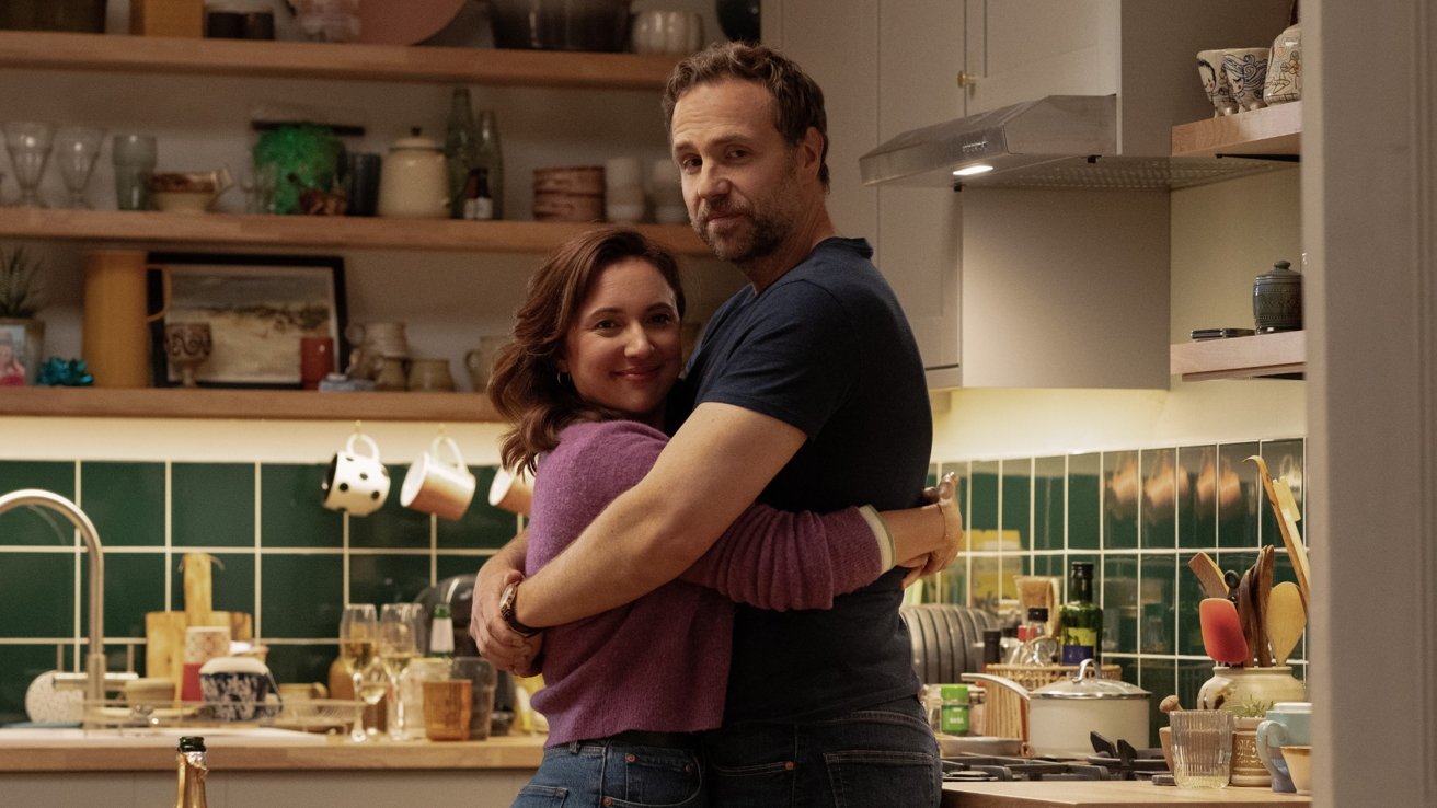 Esther Smith and Rafe Spall hugging in the TV show Trying