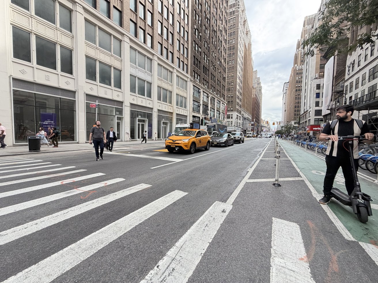 Ultra wide city shot with iPhone 17