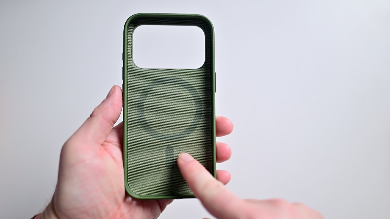 Apple TechWoven case for iPhone 17 Pro review