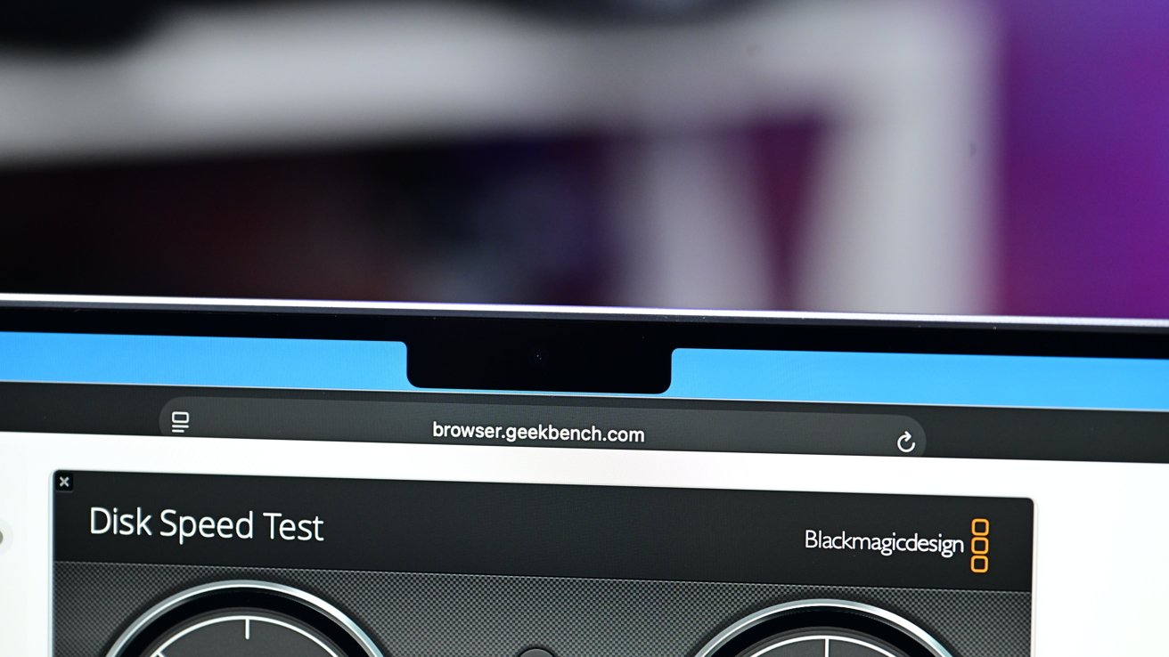 Close-up of a computer screen displaying a web browser with a site address and a disk speed test application partially visible.