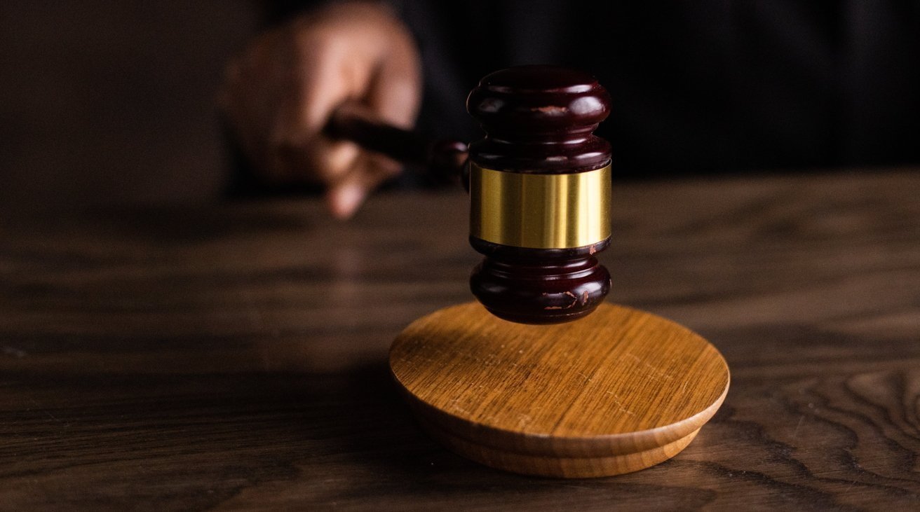 Oppo and former Apple engineer Chen Shi are accused of stealing trade secrets.