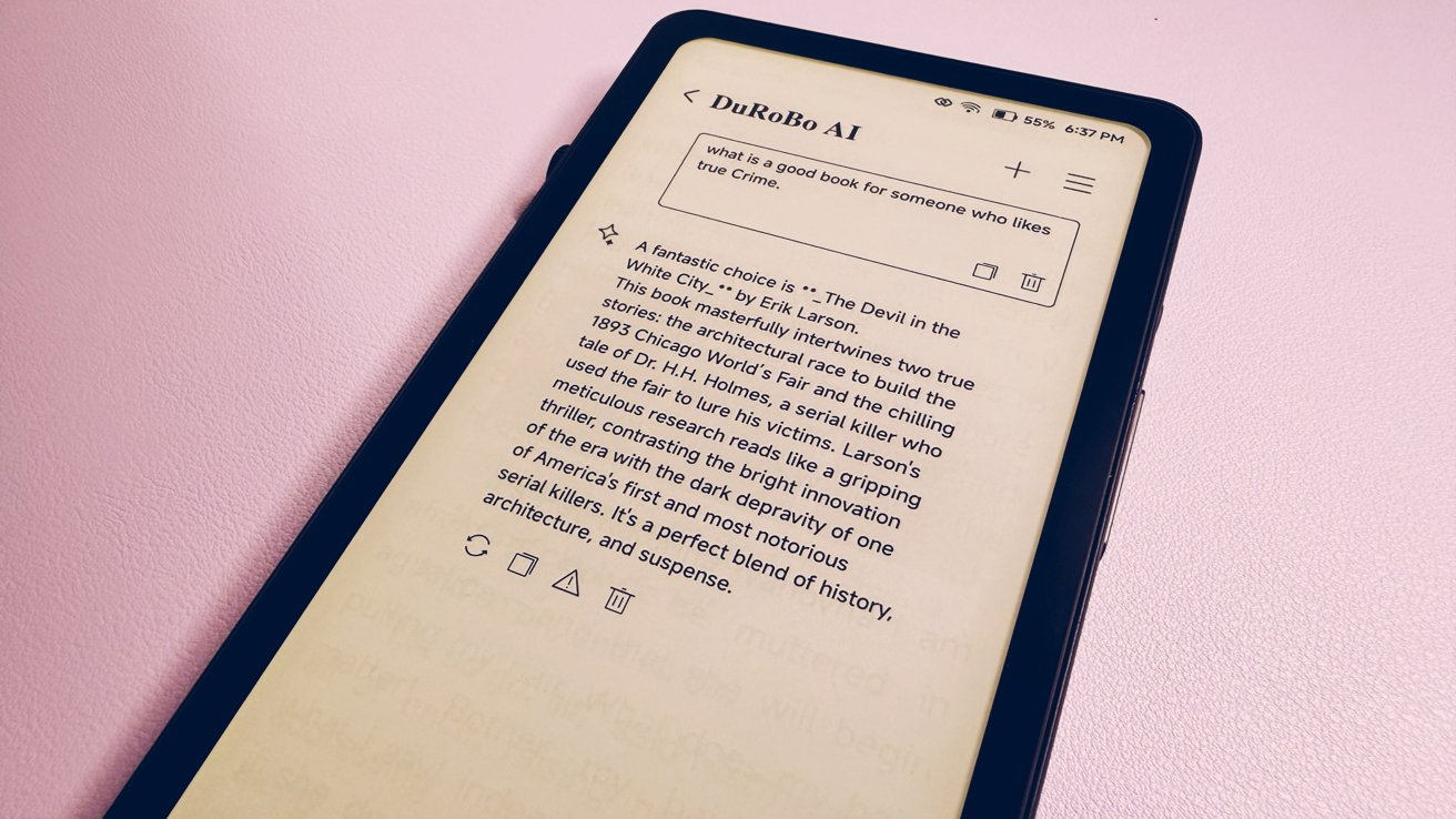 Черный планшет на розовой текстурированной поверхности с бежевым фоном, на котором отображается приложение для чтения с использованием искусственного интеллекта, в котором отображается вопрос и подробный параграф с рекомендациями о настоящих криминальных книгах.