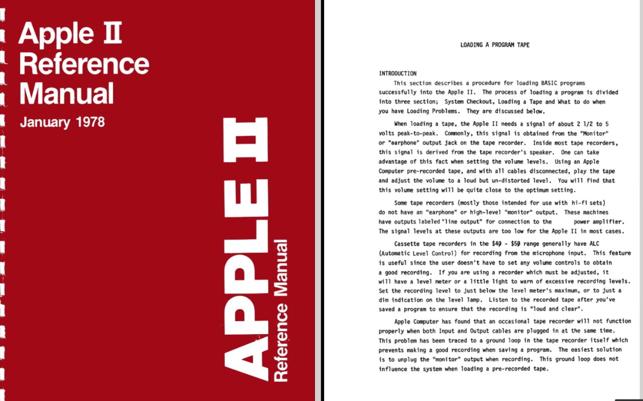 लाल पृष्ठभूमि पर जनवरी 1978 से ऐप्पल II संदर्भ मैनुअल कवर का विभाजित दृश्य, एक टाइप किए गए मैनुअल पेज के साथ जिसमें बेसिक प्रोग्राम टेप लोड करने की प्रक्रियाओं का वर्णन किया गया है।