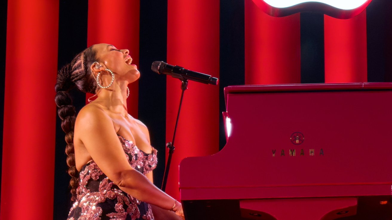 Surprise Alicia Keys concert turns Grand Central Apple Store into a piano stage