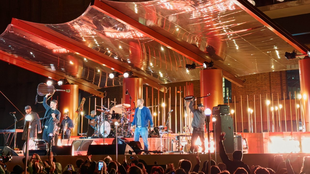 Apple's 50th: London celebrates & Sydney Opera House is lit with iPad art