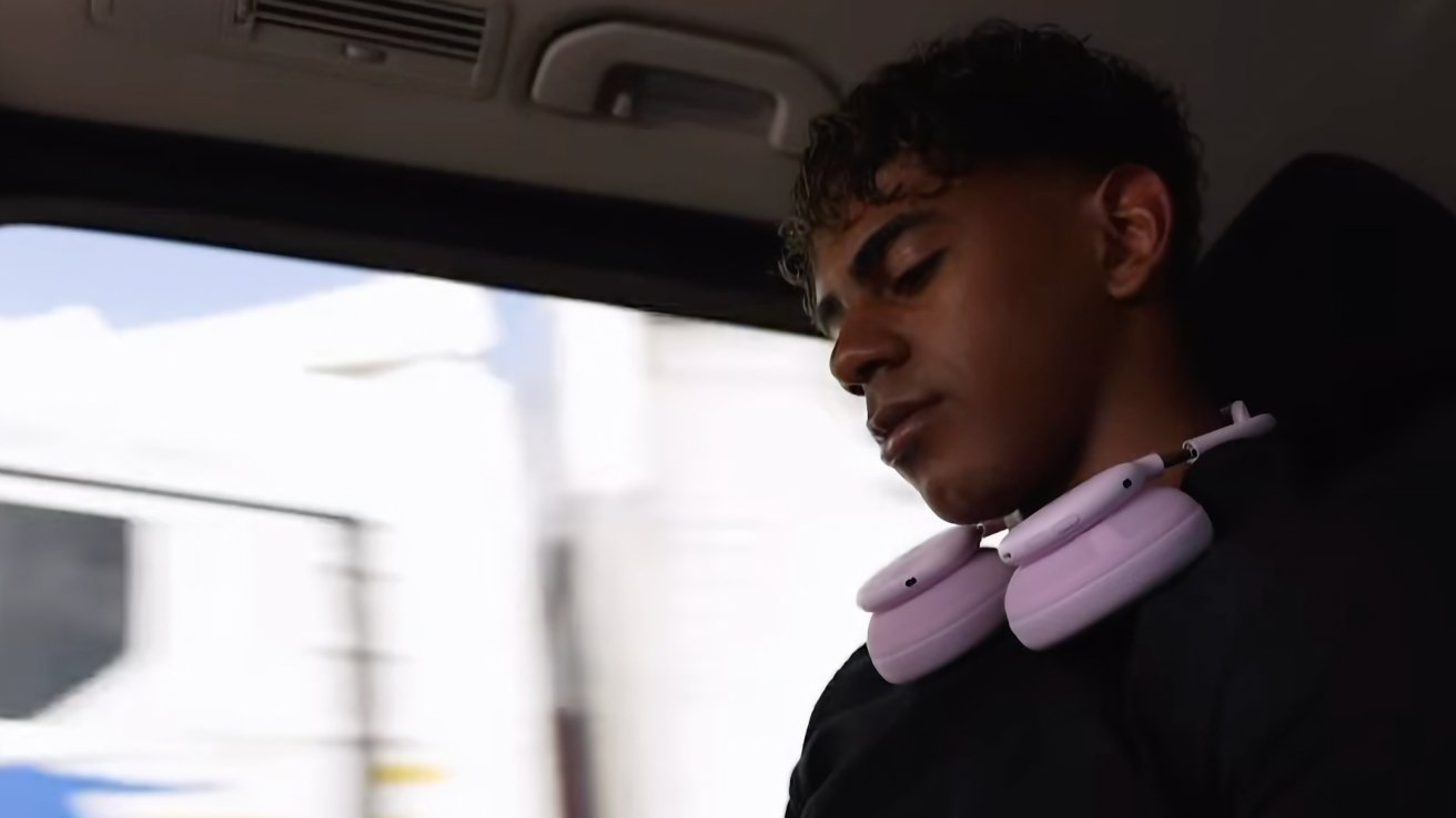 Mystery Beats headphones appear around Lamine Yamal's neck